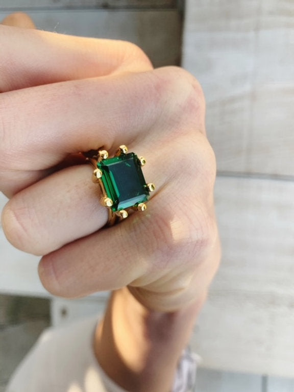 EMERALD RECTANGULAR CLAW RING