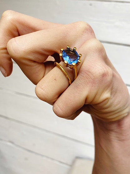 BLUE OVAL CLAW RING