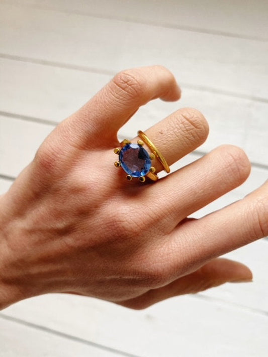 BLUE OVAL CLAW RING