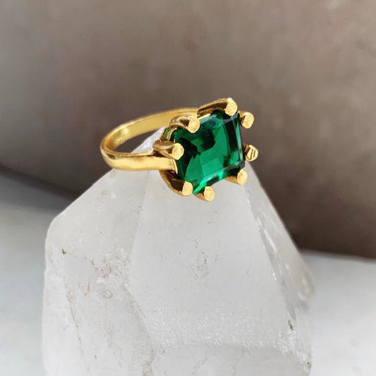 EMERALD RECTANGULAR CLAW RING