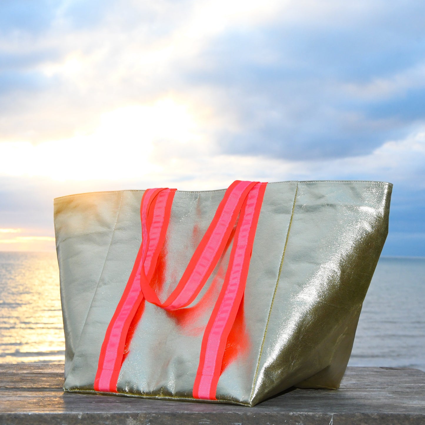 SHEENY GOLD BEACH BAG with PINK