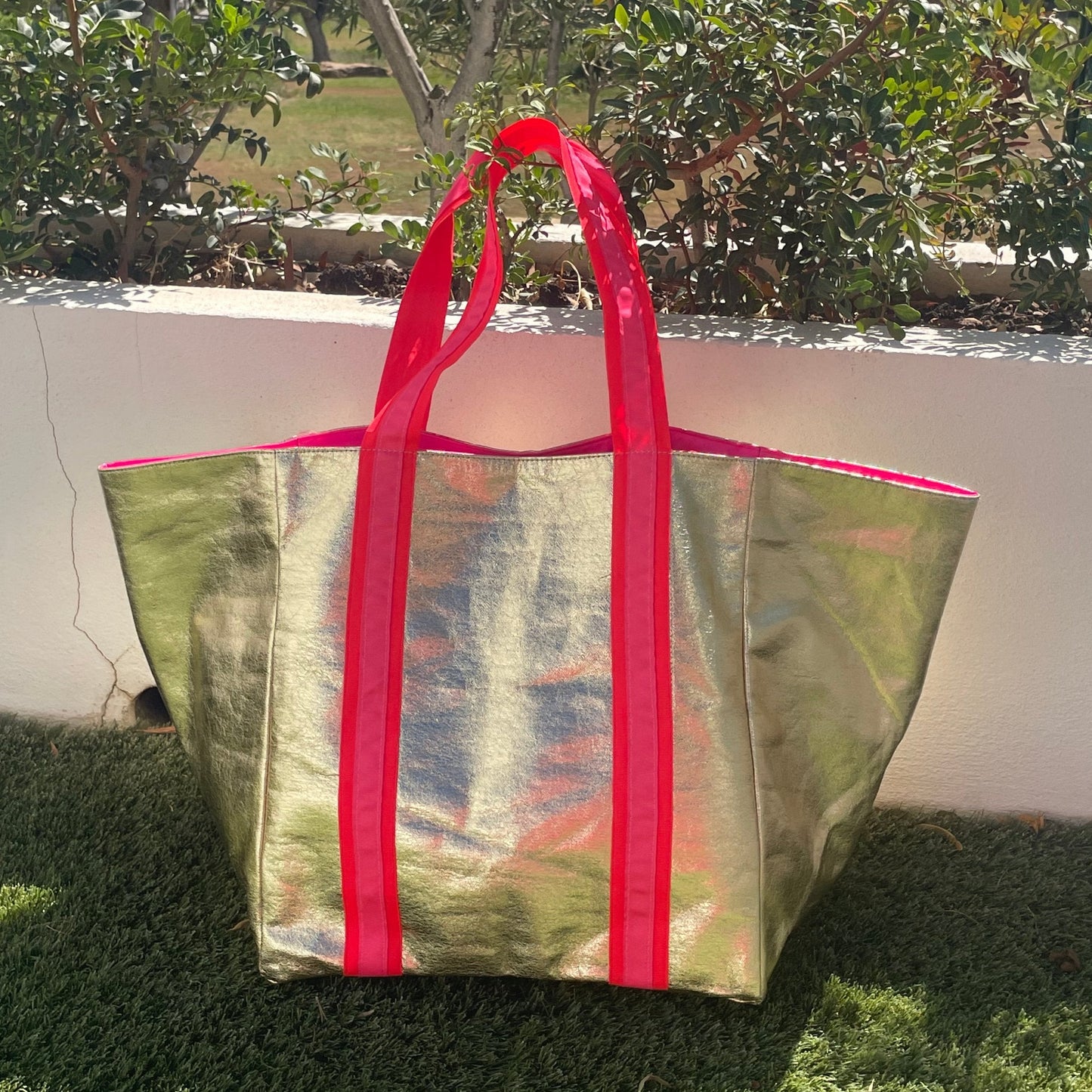 SHEENY GOLD BEACH BAG with PINK
